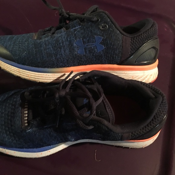 Boys UnderArmour sneakers size 5Y - Picture 3 of 5